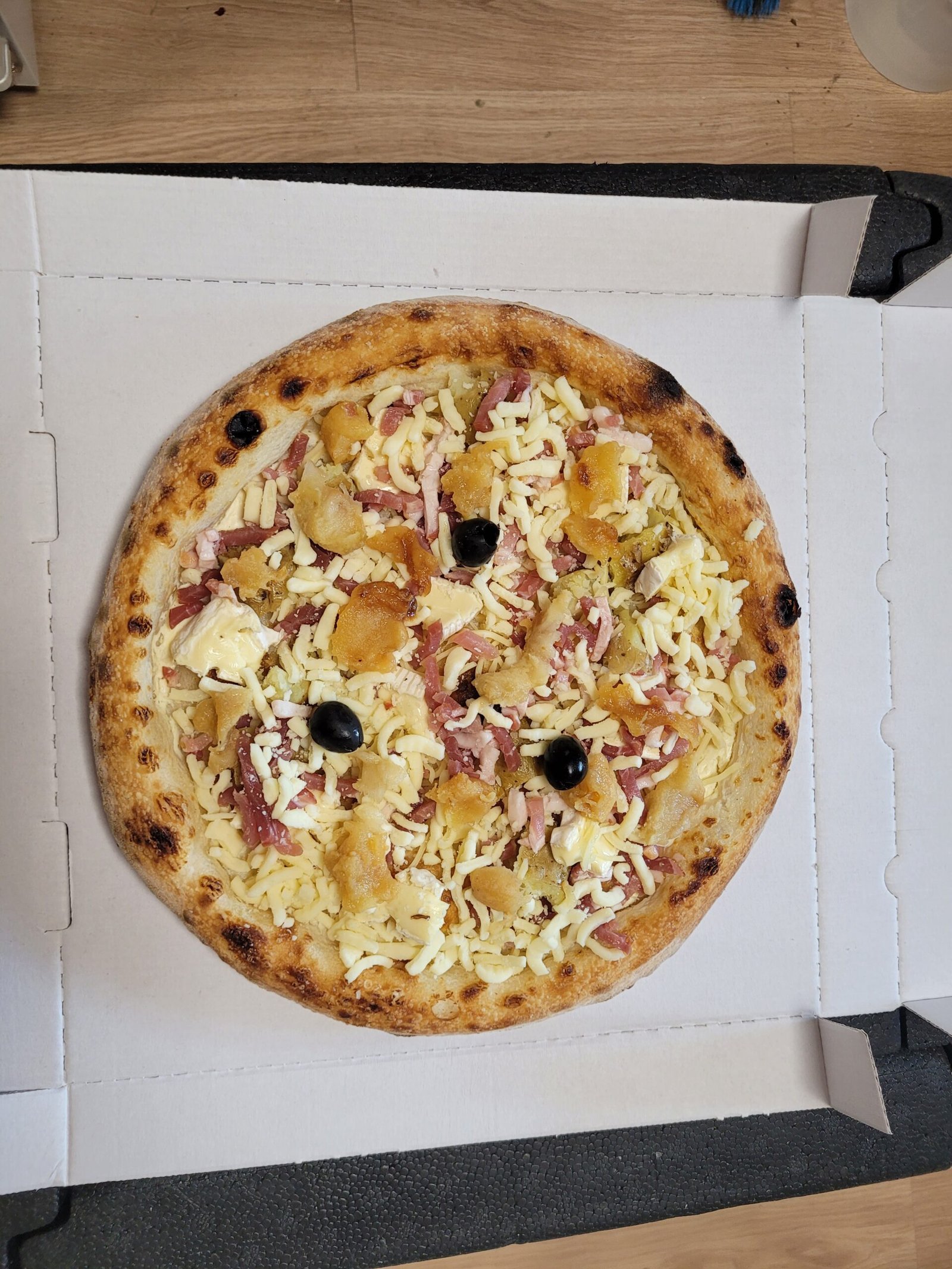 Pizza dans une boîte, image d’illustration pour un article sur la pizza napolitaine