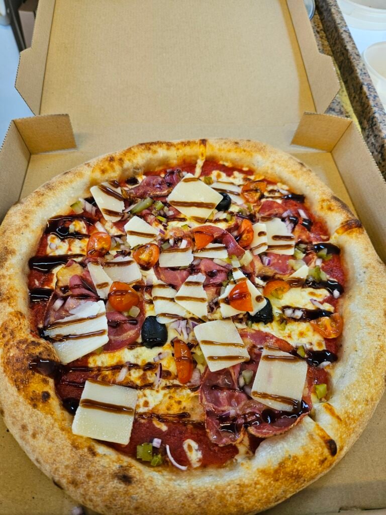 Pizza Corsica, tomates cerise, coppa, copeau de parmesan, creme de balsamique Droopizz HOSTENS