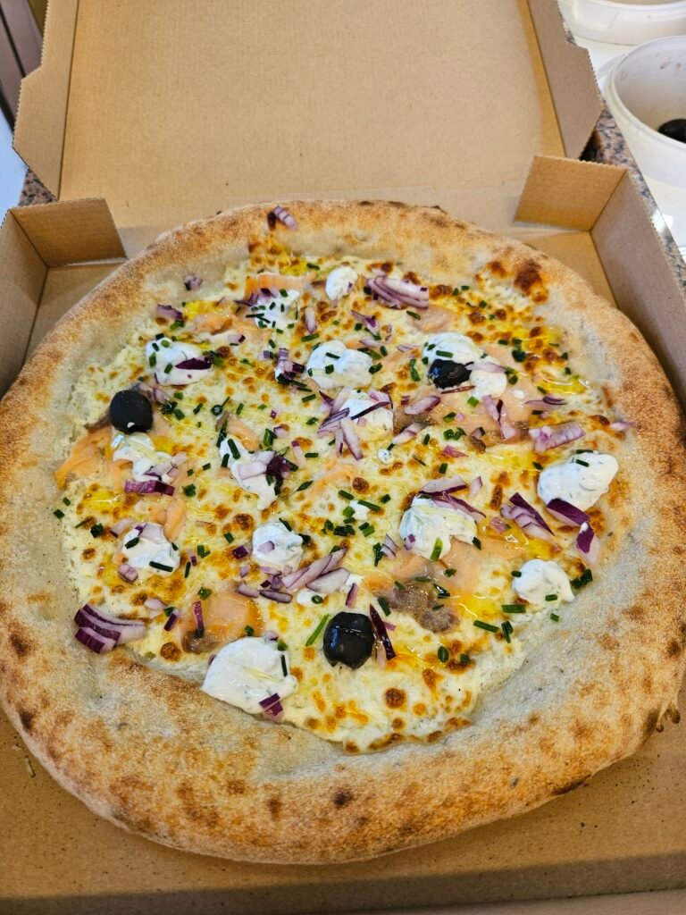 Pizza Boreale, Saumon fumé, Tzatziky frais, oignons rouges, citron Droopizz LOUCHATS