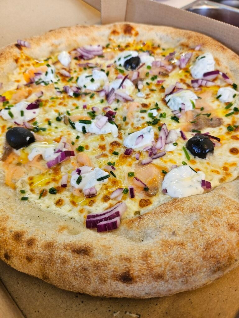 Pizza Boreale, Saumon fumé, Tzatziky frais, oignons rouges, citron Droopizz BELIN-BELIET