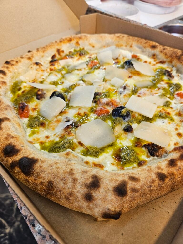 Pizza Genovese artisanale au pesto, chèvre frais et parmesan – Droopizz HOSTENS